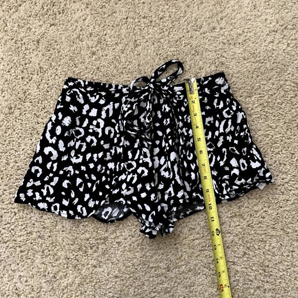 Lulu's Yana black & white animal print shorts size M - Picture 5 of 6